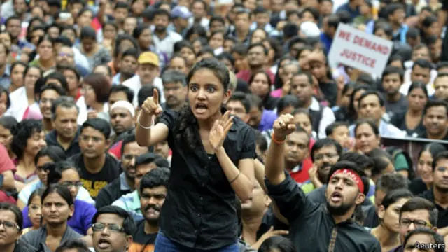 දූෂණ විරෝධී සටන් පාඨ හඬ නගන බැංගලෝරයේ තරුණියක්