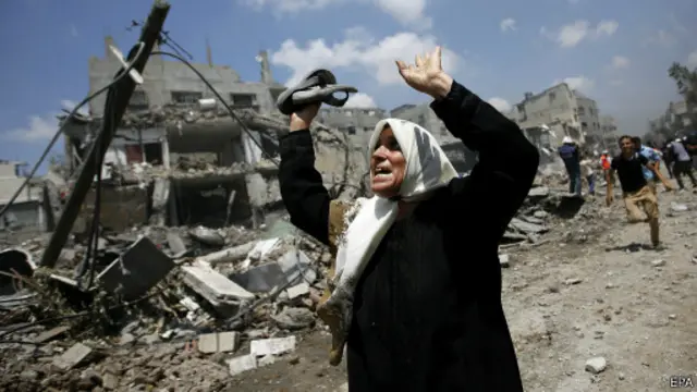 نازحة من حي الشجاعية إثر قصف إسرائيل خلف أكثر من 70 قتيلا. 