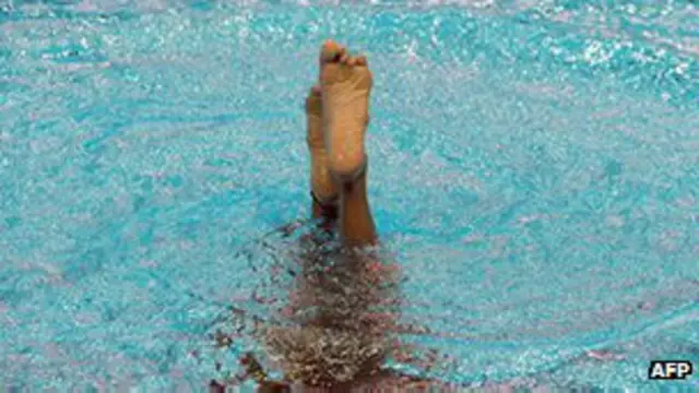 Chapuzón en una piscina.