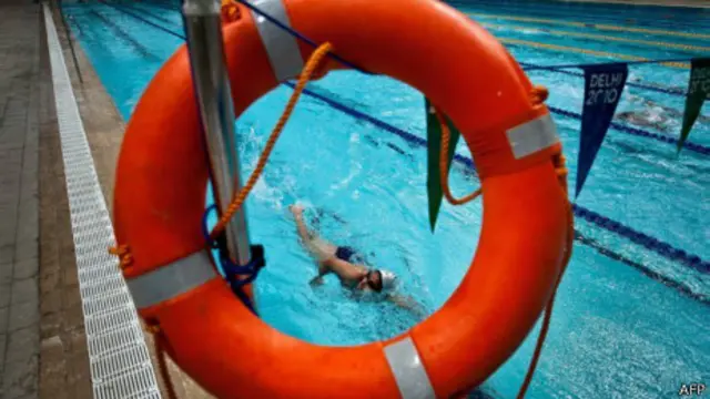 Nadando en una piscina.