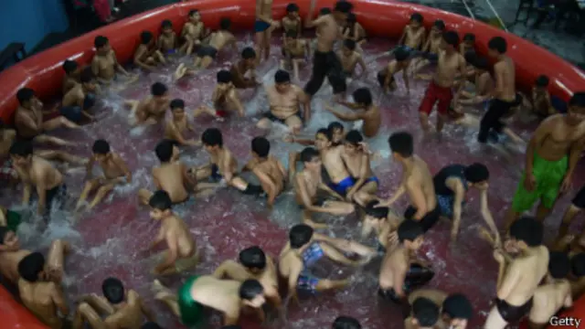 Niños indios en una piscina hinchable.