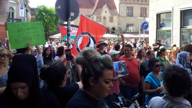 عادل از گوتینگن در آلمان نوشته است: "شرکت‌کنندگان در این تجمع با سر دادن شعارها و حمل پلاکاردهایی نسبت به حملات اسرائیل به نوار غزه و کشتن افراد غیرنظامی به ویژه کودکان و زنان اعتراض کردند."