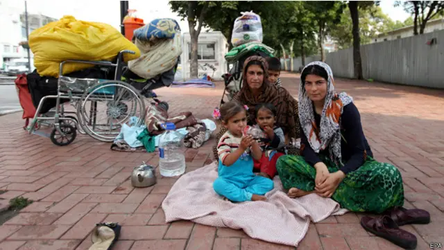 لاجئون سوريون يفترشون الارض في حي فاتح باسطنبول