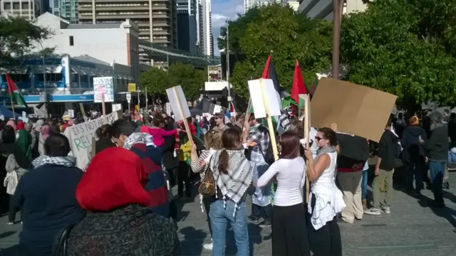 محسن از بریزبن نوشته است: "در این گردهم‌آیی شرکت کنندگان حدود ۱۵۰۰ نفر بودند که با توجه به جمعیت شهر و روز تعطیل و اطلاع رسانی دیرهنگام، جمعیتی فوق‌العاده محسوب می‌شود."