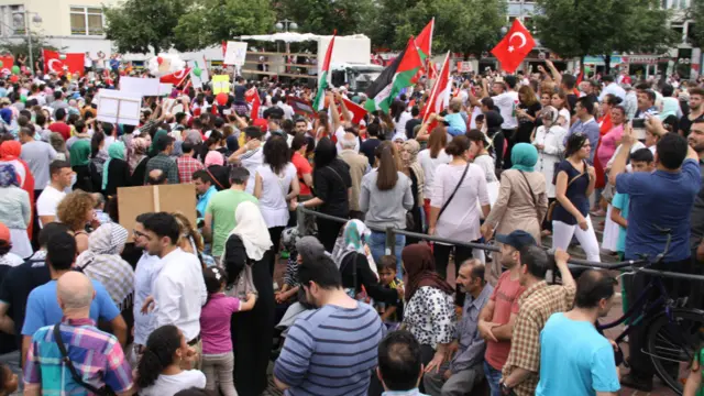 پیمان از هانوفر، شهری در آلمان نوشته است: "معترضان شعار های زنده باد فلسطین سر می‌دادند. بسیاری از شرکت‌کنندگان از کشور های ترکیه، عراق، ایران و افغانستان بودند."