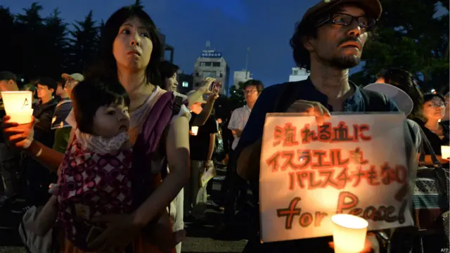 Ibu membawa anak dalam unjuk rasa di Tokyo