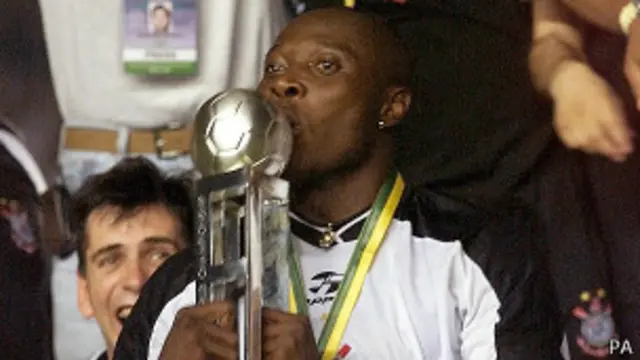 Rincón no triunfó en el Real Madrid, pero si lo hizo en el Corinthias brasileño, conquistando como capitán el Mundial de Clubes de 2000.