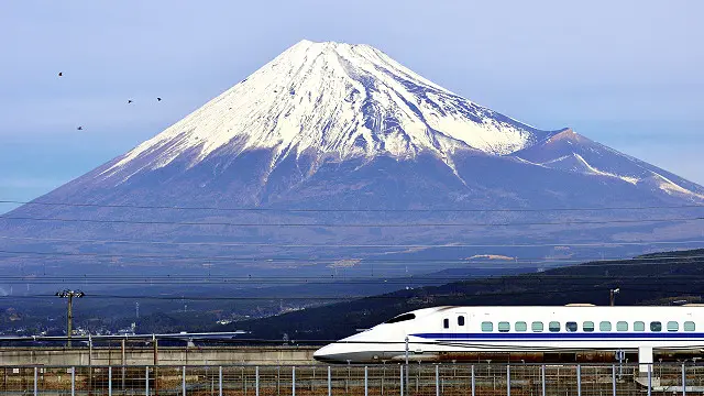 日本50年前在新幹線推出世界第一輛子彈頭列車,全球有軌運輸業開始了革命性的改變。