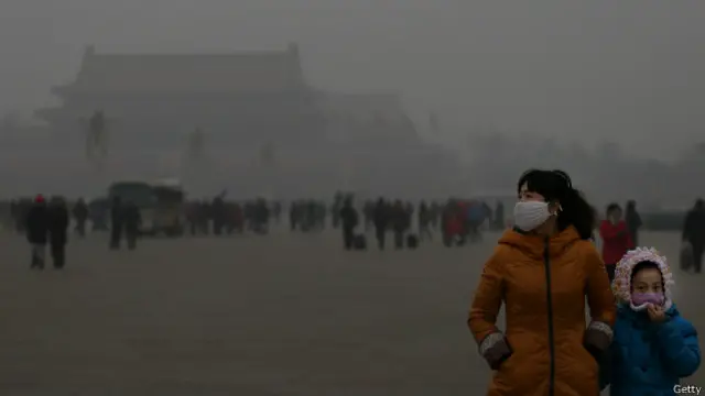 Mujer y niño con máscaras.
