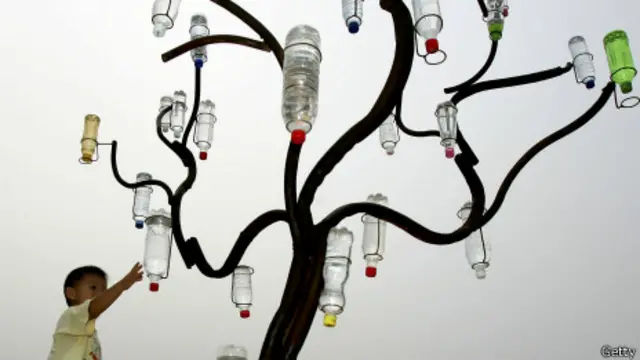 Escultura hecha con basura en Pekín.