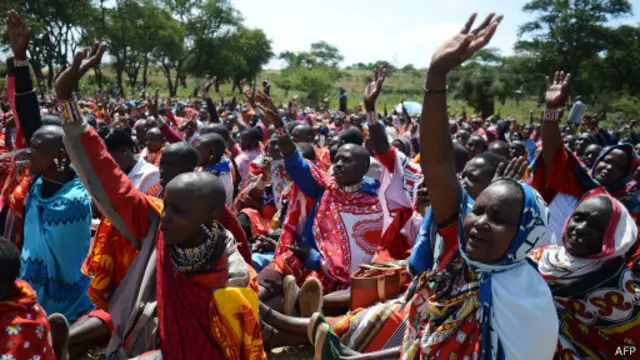 Ces femmes lèvent la main lors d'un meeting sur la mutilation génitale féminine (MGF) à Nairobi