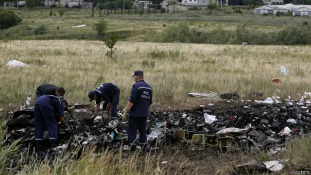 К середине дня понедельника были обнаружены останки 282 человек из 298 находившихся на борту