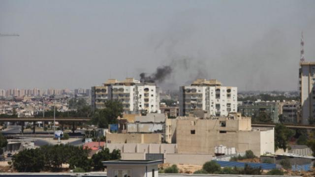 ارتفعت ألسنة من الدخان الأسود في جنوبي طرابلس بينما ترددت اصوات انفجارات متفرقة في انحاء المدينة