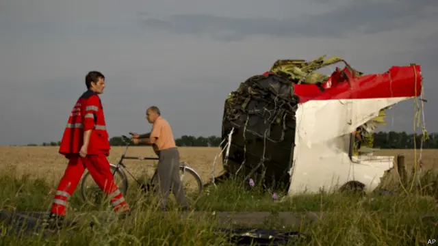 Los restos del avión quedaron desperdigados en un radio de varios kilómetros.