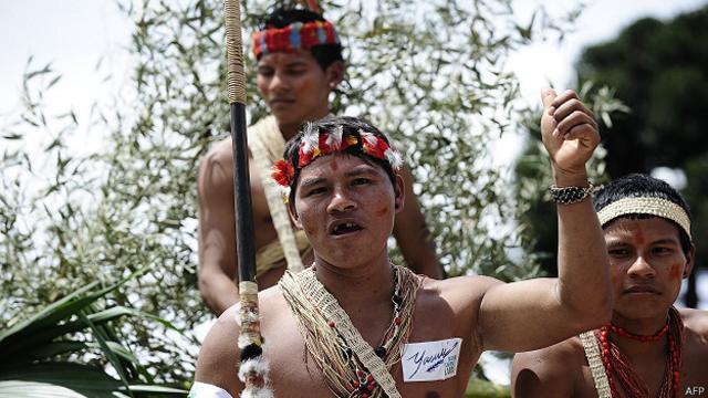 Nativos Huaorani y activistas del grupo ecologista Yasunidos marchan en Quito