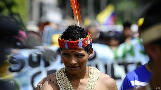 Nativos huaorani y activistas del grupo ecologista Yasunidos marchan en Quito el 12 de abril pasado