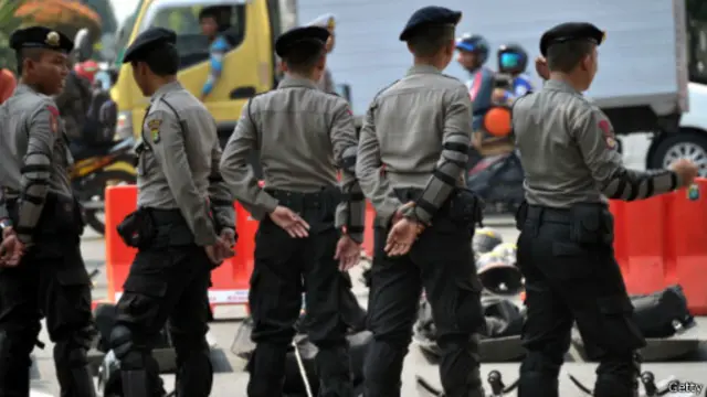 Ribuan polisi disiagakan dan melakukan penjagaan di kantor KPU Jakarta.