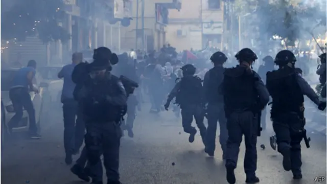 در اسرائیلی نیز تظاهراتی علیه حمله نظامی به غزه برگزار شده و گاه به خشونت گراییده است