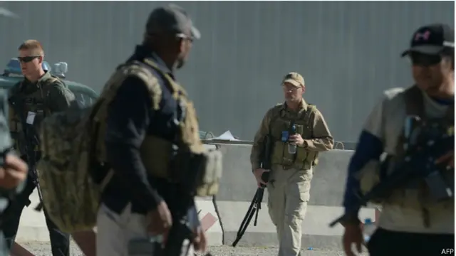 امنیت این کمپ توسط محافظان خارجی تامین می‌شد 