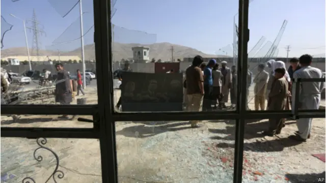 شیشه‌های ساختمان اطراف این محل نیز به دلیل انفجار شکسته است