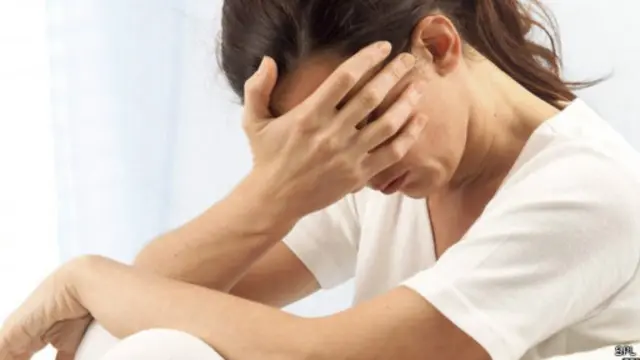 سيدة تعاني من مرض الفصام