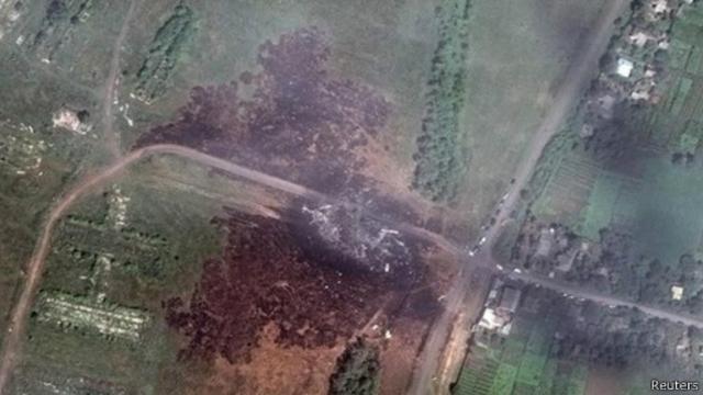 صورة جديدة التقطت بالأقمار الصناعية تظهر موقع تحطم الطائرة وسط قرية غاربوف شرق أوكرانيا