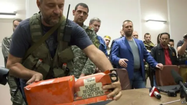 يؤمل أن يقدم الصندوقان الأسودان معلومات بشأن ما جرى خلال رحلة الطائرة حتى سقوطها