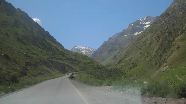 Шаҳристон тоғларидан ӯтиб борар экансиз, ҳалигача қори кетмаган чӯққилар томон тикилиб, кӯкрагингиз тоза ҳавога тӯлади.