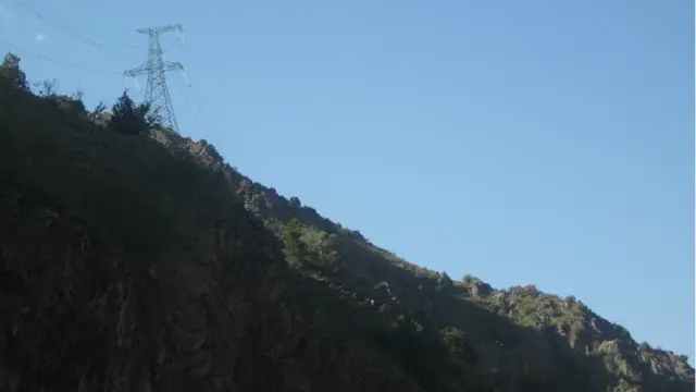 Мамлакат энергетика мустақиллигини таъминлаш учун катта ГЭСлар мавжуд Жанубдан Шимолга баланд тоғлар оша сим тортилган.