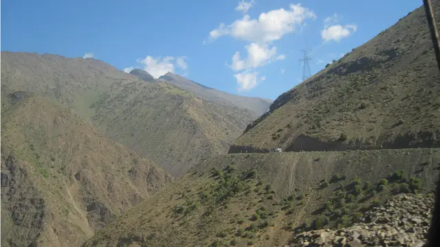 Тожикистон мустақиллиги йилларида Ӯзбекистон орқали ӯтиладиган йӯллар ёпилгач, икки баланд тоғли довондан ӯтиш муаммоси ҳал этилди. Лекин гарчи иккита узун туннел қурилган бӯлса-да, ҳалигача айрим ерларда баланд тоғдаги хавфли йӯллардан ӯтишга тӯғри келади.