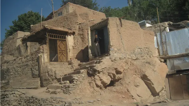 Ишга яроқли эркакларнинг деярли ҳаммаси Россияга кетган тоғ қишлоғидаги манови йигитча ҳам кӯп ӯтмай олис сафарга чиқади.