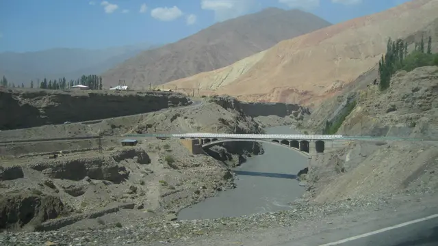 Тезоқар Зарафшон устида бир неча кӯприк қурилиб, йӯловчилар учун қулайлик яратилган.