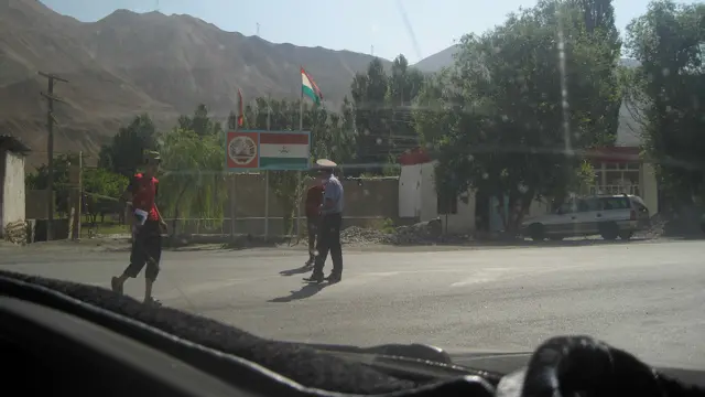 Йӯлда автомобил назорати ходимлари тез-тез машиналарни тӯхтатиб туришади.