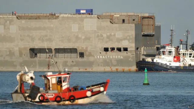 Строящийся во Франции для России вертолетоносец класса "Мистраль"