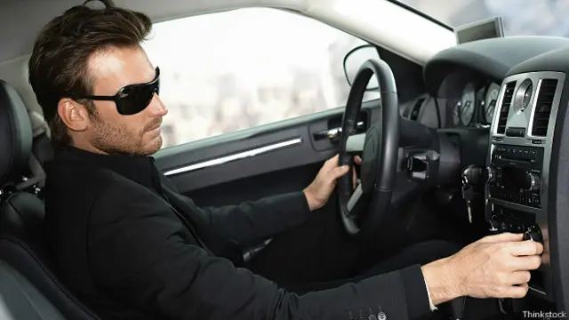 Человек в дорогом авто