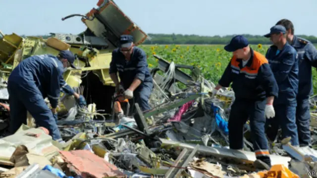 امدادگران اوکراینی در محل سقوط