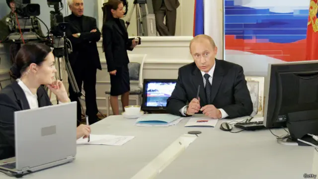 La conductora de noticias Yekaterina Andreyeva junto al presidente Vladimir Putin. Según la periodista, la caída del MH17 podría haber sido un intento frustrado de asesinato del líder ruso.