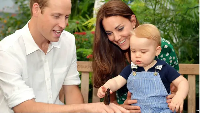 Trong bộ hình chính thức được công bố nhân ngày sinh của cậu, Hoàng tử George được chụp tại Bảo tàng Lịch sử Tự nhiên ở London.