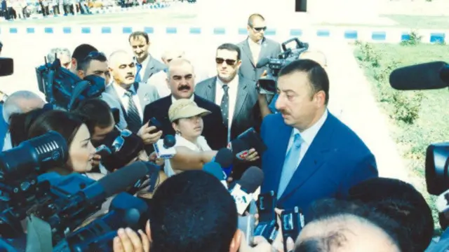 İlham Əliyev 2004-cü ildə jurnalistlərə müsahibə verərkən. Şəkil müəllifin şəxsi arxivindəndir. 