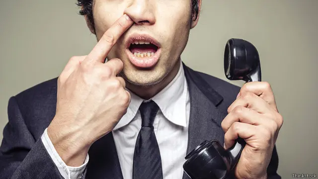 Мужчина говорит по телефону и ковыряет в носу