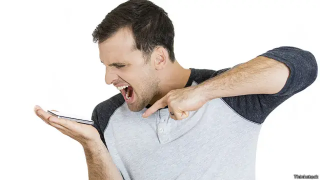 Мужчина кричит в телефонную трубку