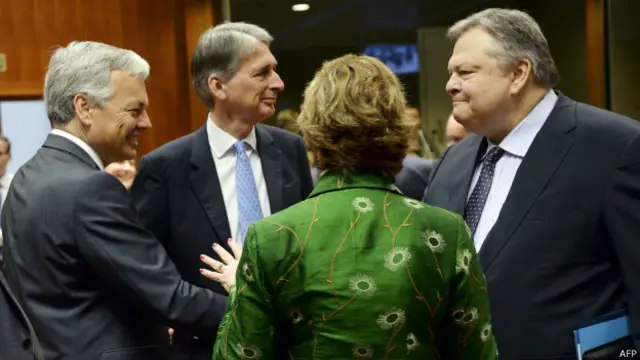 Chanceleres belga, britânico e grego conversam com a representante de assuntos estrangeiros da UE (AFP)