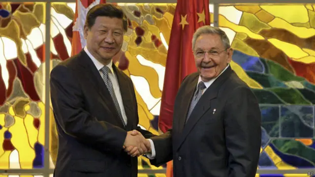 劳尔•卡斯特罗（右）与习近平握手（22/7/2014）