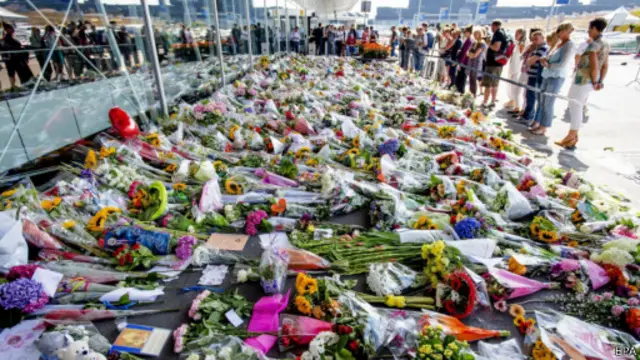 Flores depositadas na Holanda em homenagem às vítimas do voo MH17 (EPA)