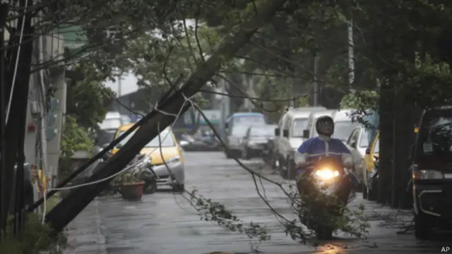 中度颱風麥德姆挾著最高17級強風侵襲台灣