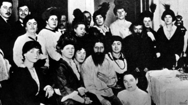 Григорий Распутин с группой почитателей