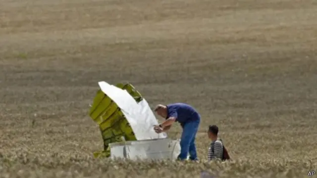 لا يزال هناك محققون من عدة دول يواصلون جهود البحث في موقع تحطم الطائرة 