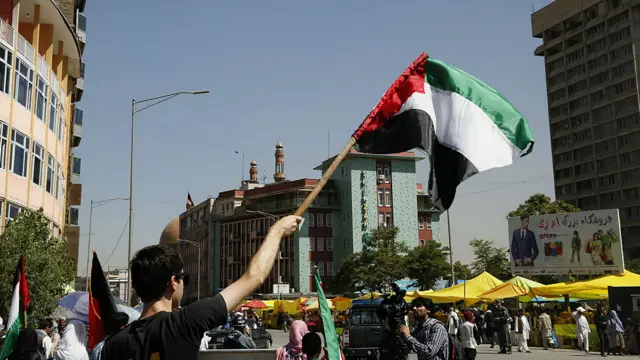 د افغانستان پلازمېنه کابل کې پر غزنې د اسرائیلو د بریدونو پرضد او د پکتیکا ارګون کې د خونړۍ برید د غندلو په اړه لاریون وشو.