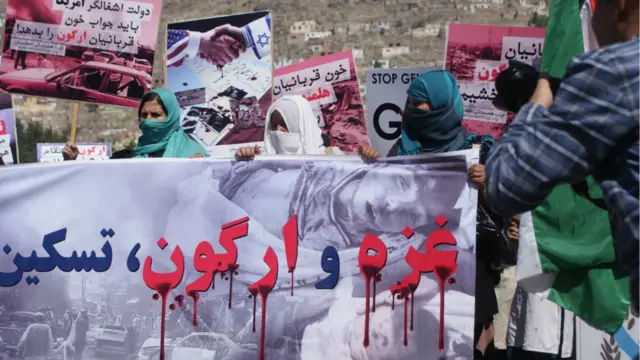 لاریون کوونکو د فلسطیني قربانیانو ځینې انځورونه له ځانه سره لېږدول او د اسرائیلي حکومت پرضد یې شعارونه ورکول.