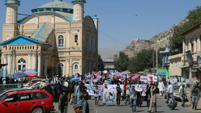 د لاریون د ممکنه تاوتریخوالي د مخنیوي لپاره افغان پولیسو امنیت نیولی و.